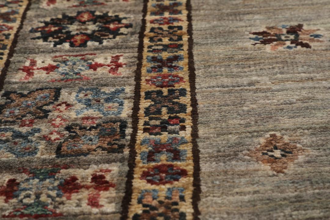 Un tapis couloir Kazak afghan noué à la main avec des motifs traditionnels gris et multicolores.
