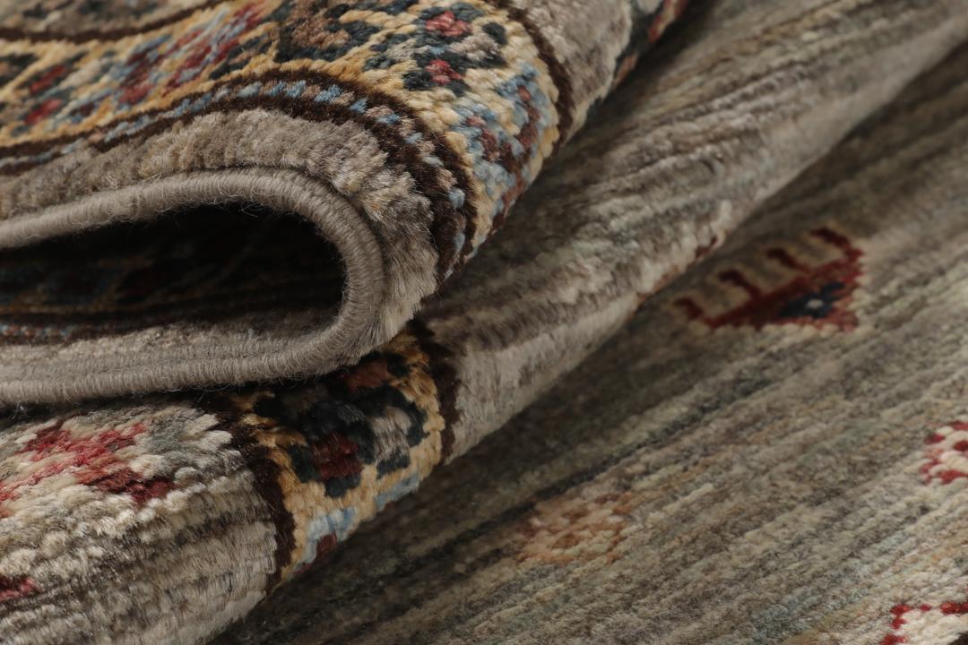 Un tapis couloir Kazak afghan noué à la main avec des motifs traditionnels gris et multicolores.