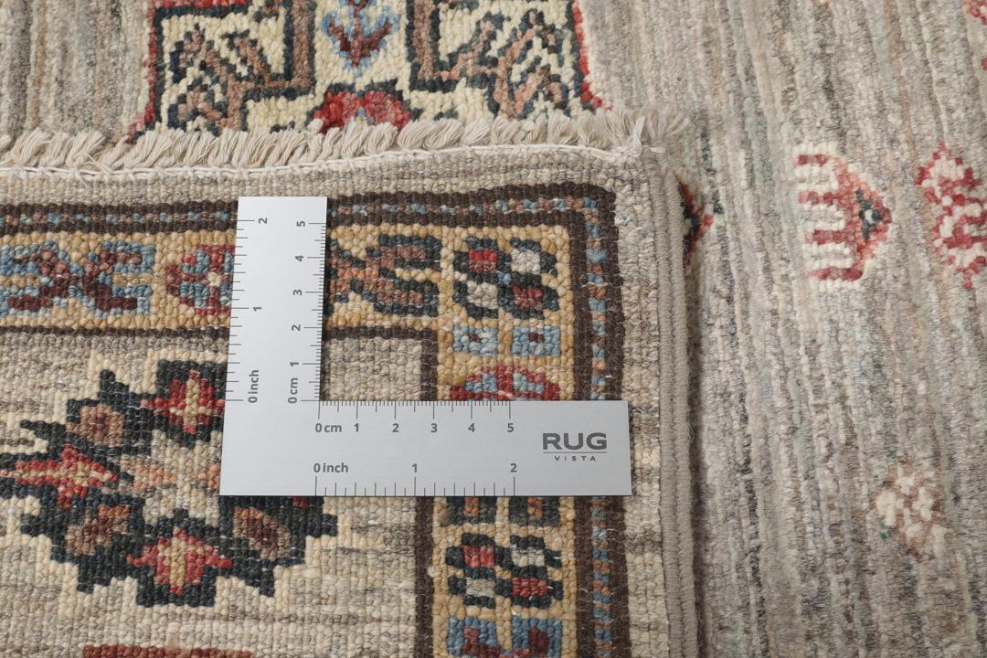 Un tapis couloir Kazak afghan noué à la main avec des motifs traditionnels gris et multicolores.