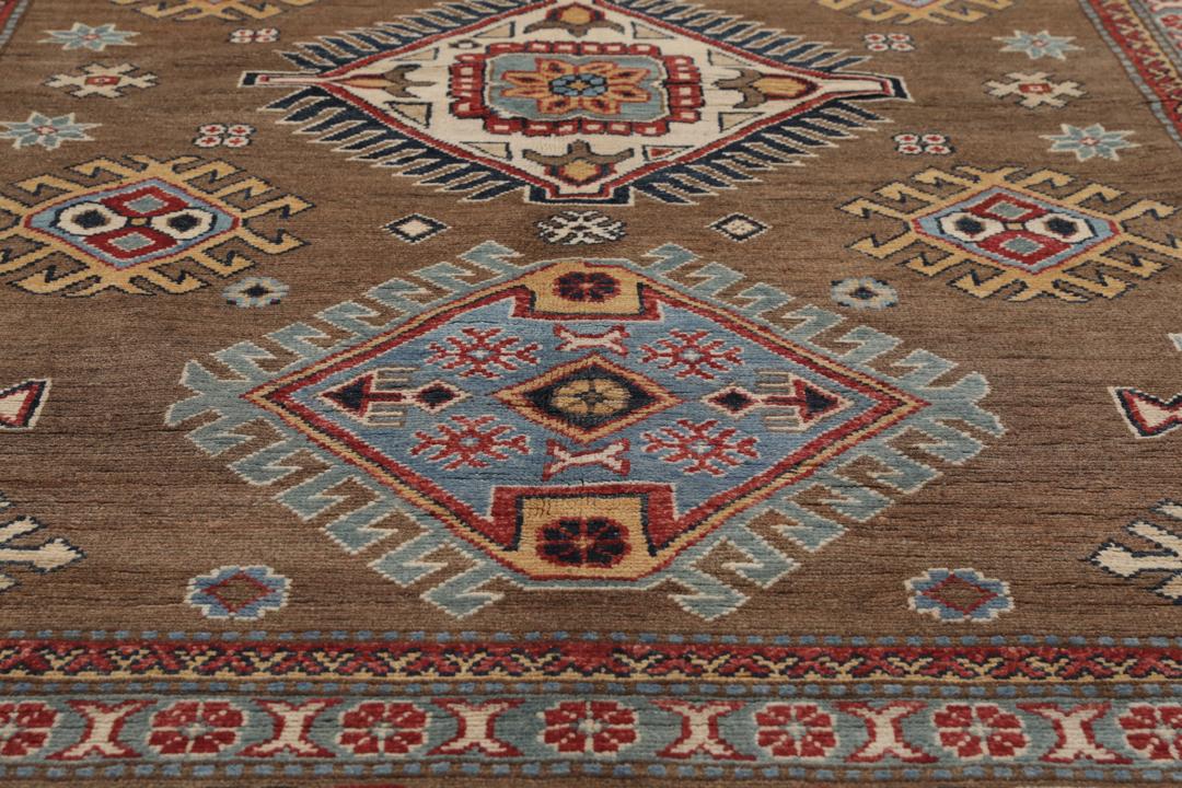 Ręcznie wiązany dywan Kazak z Afganistanu z brązowym tłem i geometrycznymi wzorami