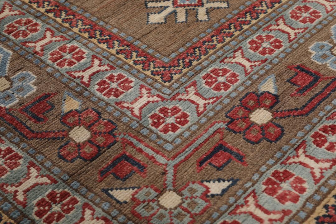 Ręcznie wiązany dywan Kazak z Afganistanu z brązowym tłem i geometrycznymi wzorami
