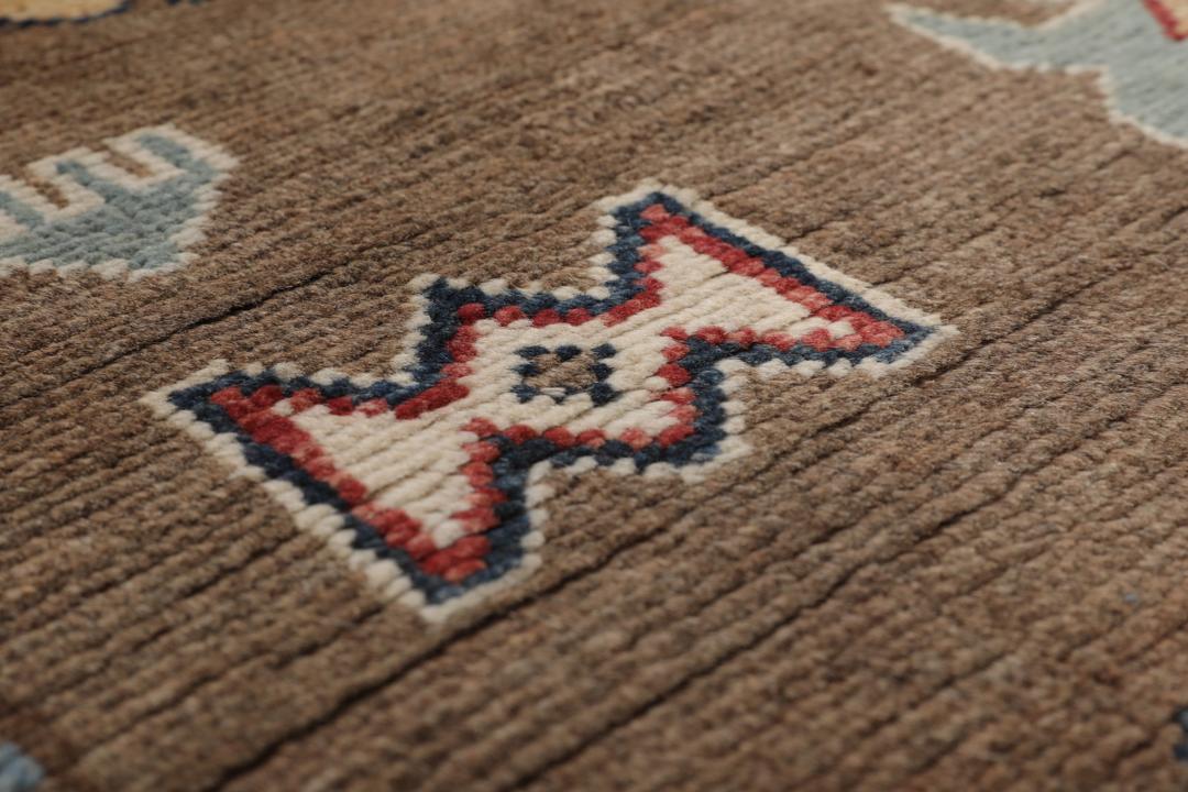 Ręcznie wiązany dywan Kazak z Afganistanu z brązowym tłem i geometrycznymi wzorami