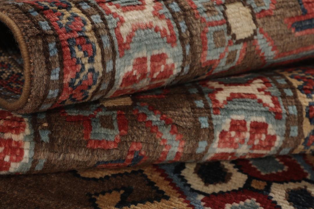 Ręcznie wiązany dywan Kazak z Afganistanu z brązowym tłem i geometrycznymi wzorami