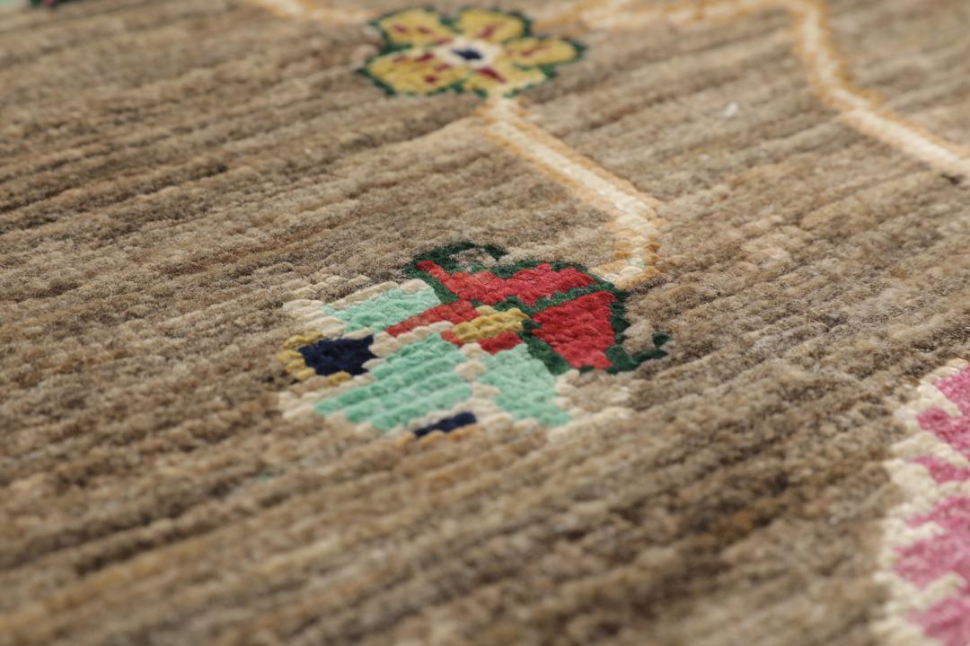 Håndknyttet Ziegler Ariana-tæppe fra Afghanistan med blomsterdesign på en beige bund.
