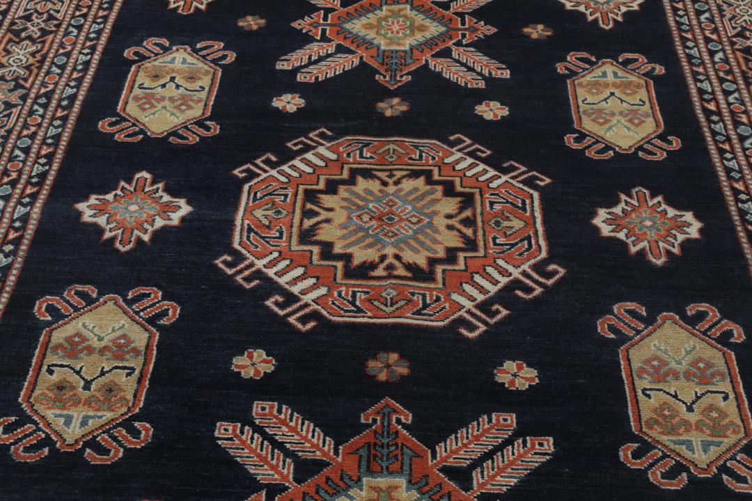 Handgeknoopt Afghaans Kazak-tapijt in donkerblauw met geometrische patronen