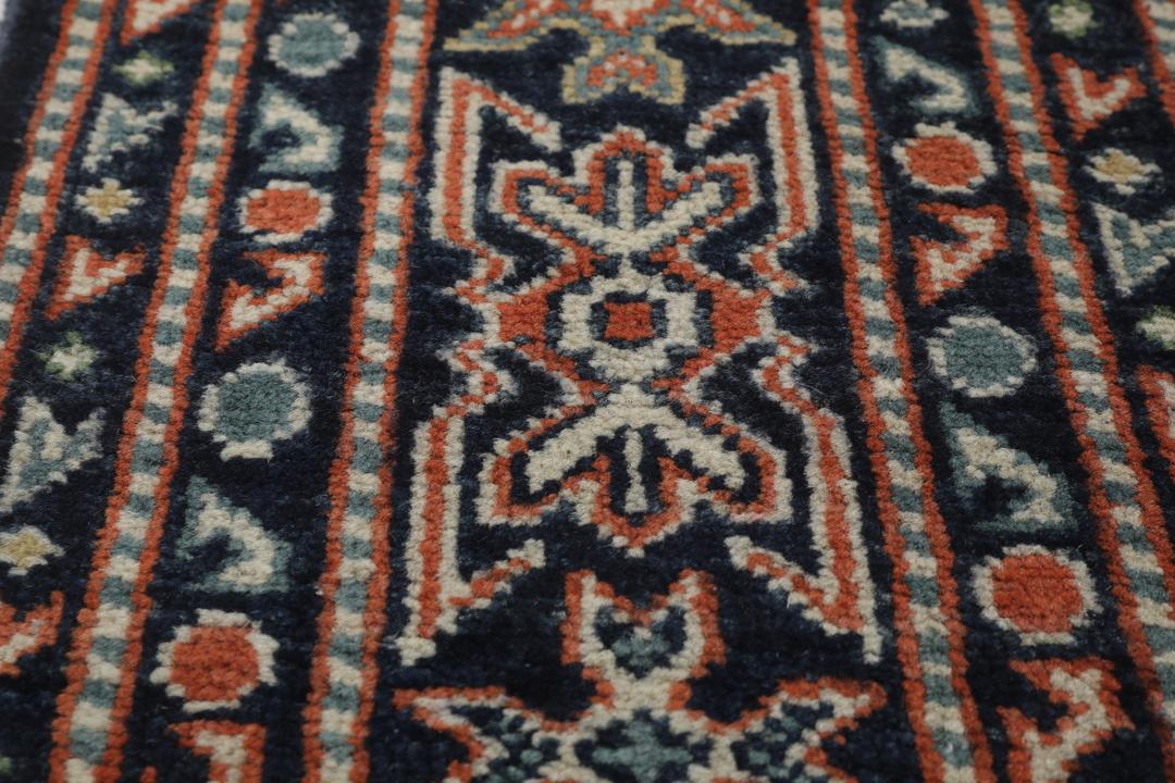 Handgeknoopt Afghaans Kazak-tapijt in donkerblauw met geometrische patronen