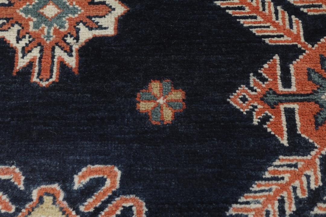 Handgeknoopt Afghaans Kazak-tapijt in donkerblauw met geometrische patronen