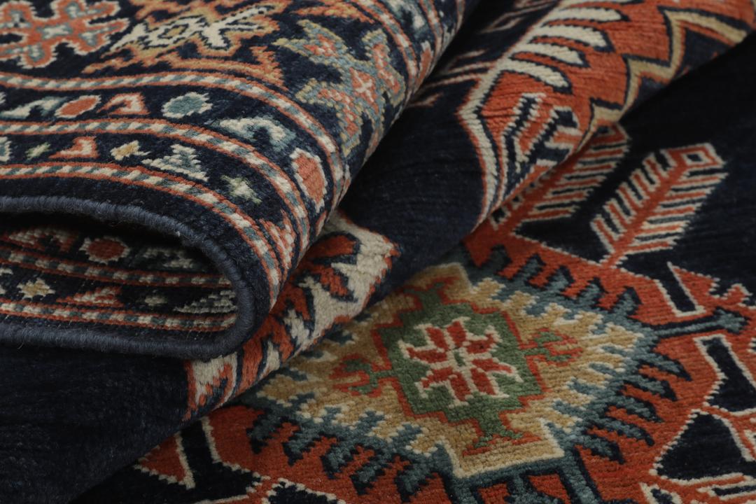 Handgeknoopt Afghaans Kazak-tapijt in donkerblauw met geometrische patronen