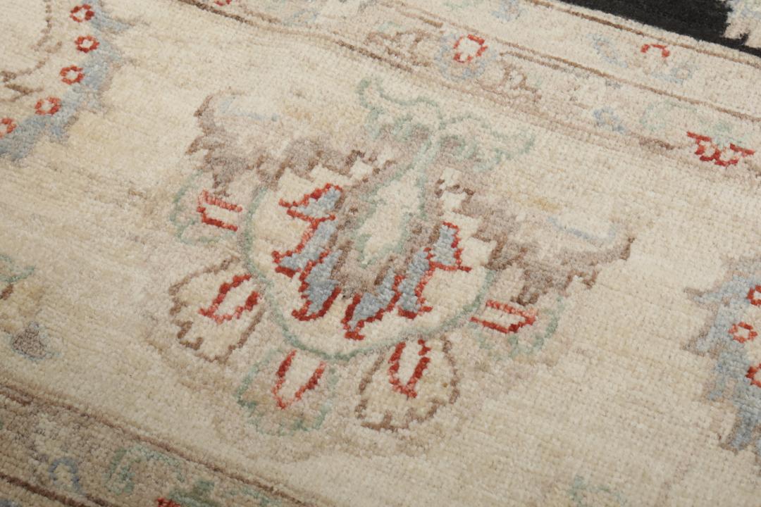 Handgeknoopt Ziegler-tapijt uit Afghanistan in zwart en beige met bloempatronen