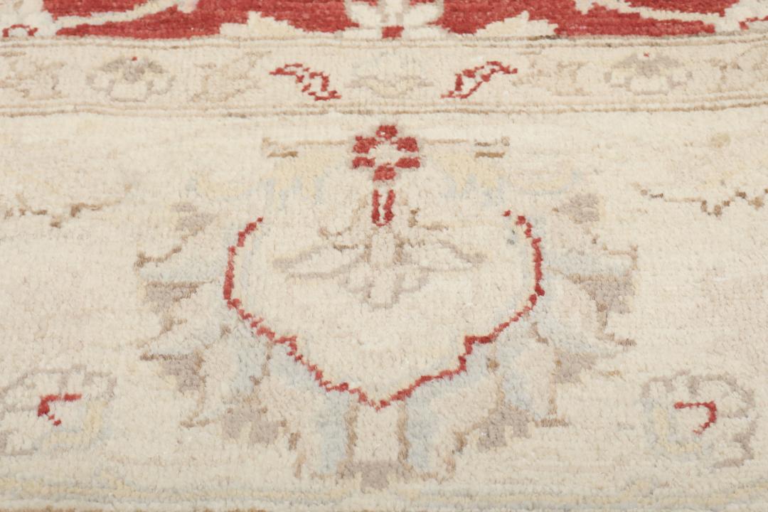 Covor afgan înnodat manual cu design floral roșu și margine crem