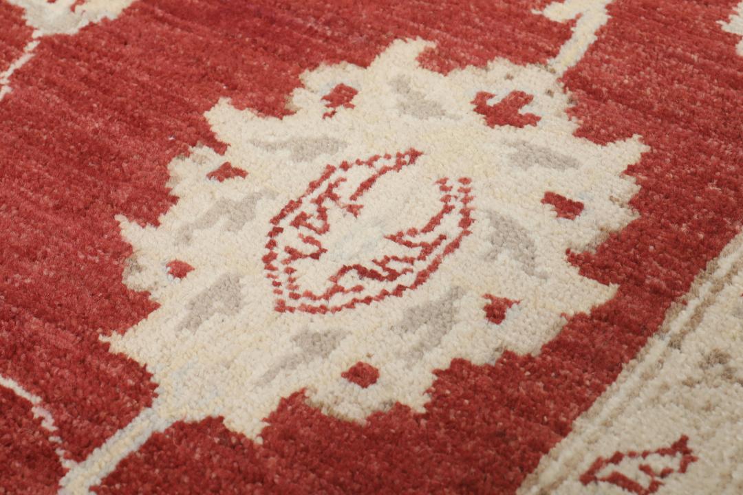 Covor afgan înnodat manual cu design floral roșu și margine crem