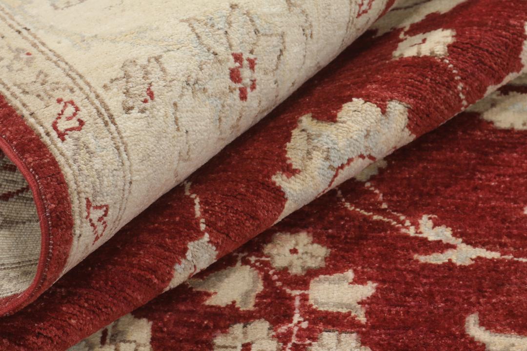 Covor afgan înnodat manual cu design floral roșu și margine crem