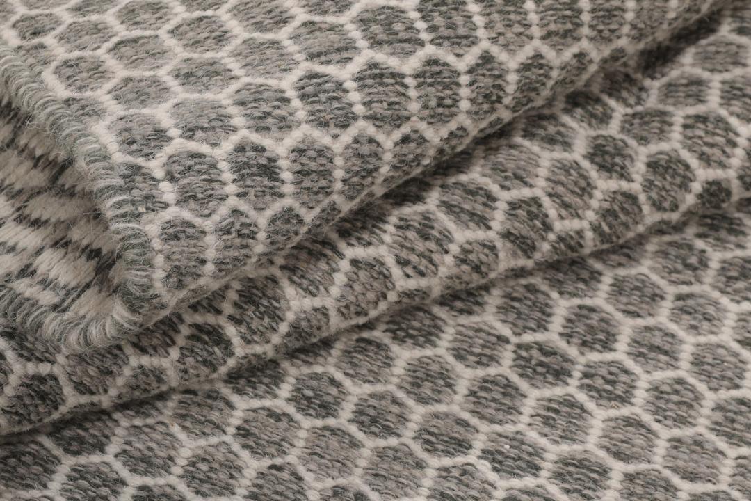 Handgeweven tapijt met honingraatpatroon uit India in grijs
