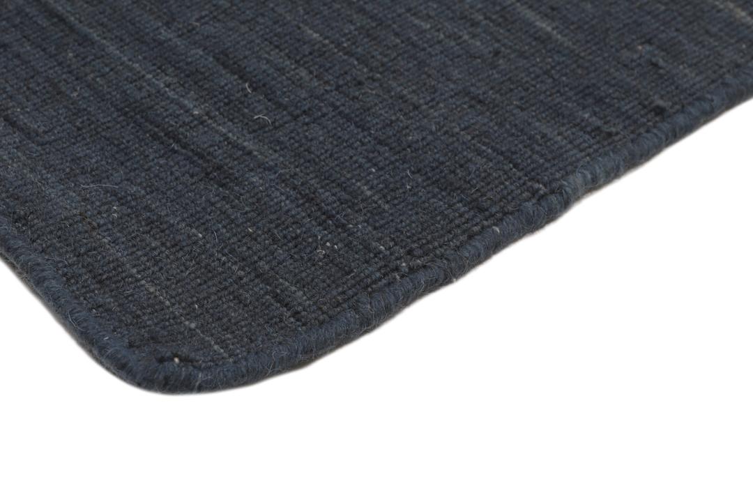 Handgeweven minimalistisch vloerkleed uit India in een donkerblauwe tint