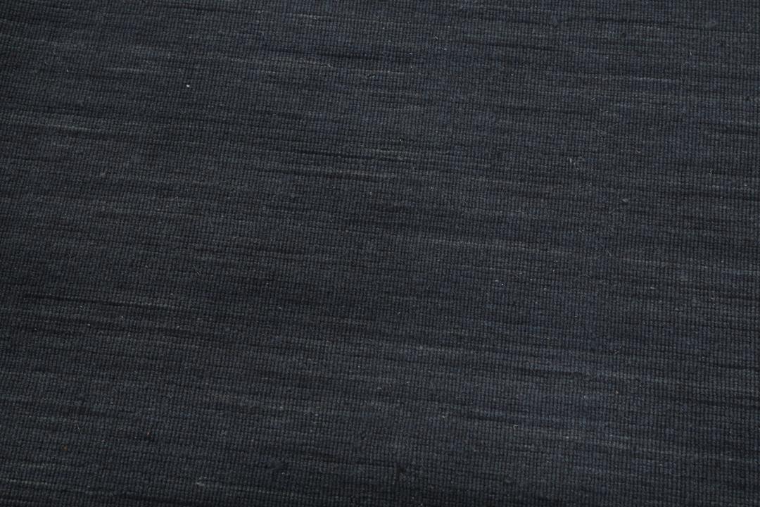Handgeweven minimalistisch vloerkleed uit India in een donkerblauwe tint