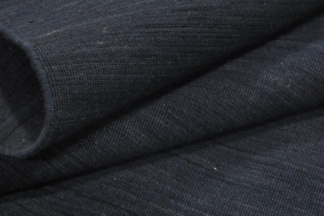 Handgeweven minimalistisch vloerkleed uit India in een donkerblauwe tint