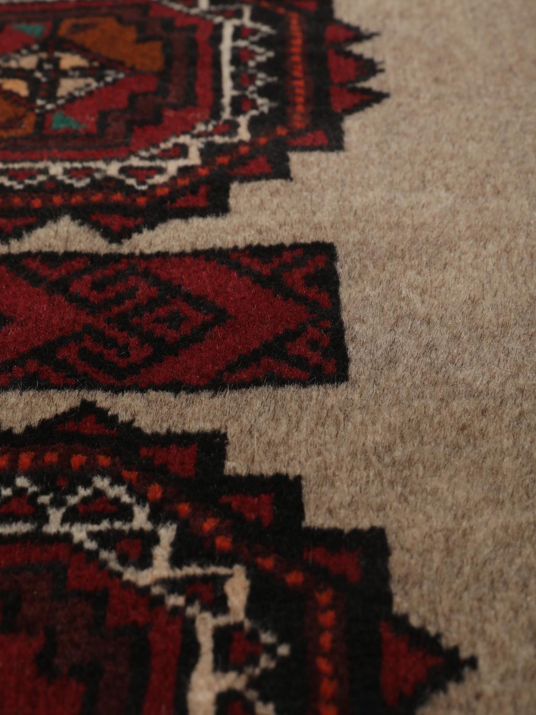 Autentisk håndknyttet Beluch-tæppe fra Mellemøsten i mørkerøde og beige nuancer