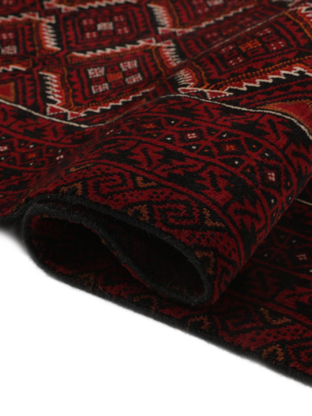 Handgeknoopt Beluch wollen tapijt uit het Midden-Oosten met een donkerrood geometrisch patroon.