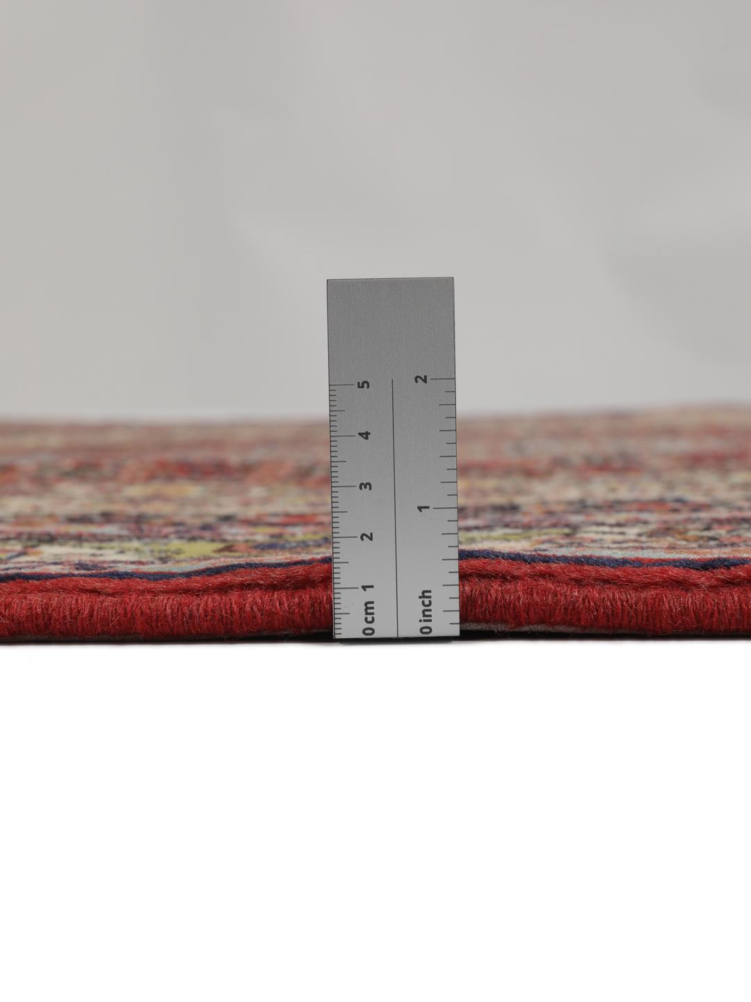 Et håndknyttet Senneh-tæppe fra Mellemøsten med et mørkerødt og flerfarvet medaljondesign.