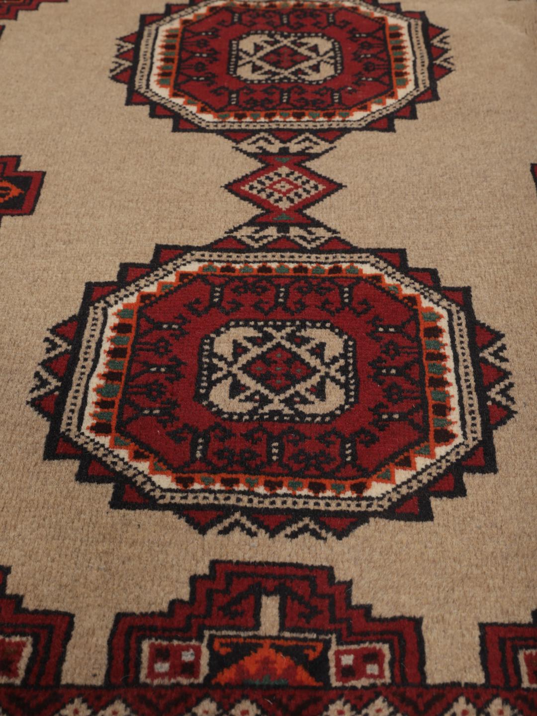 Håndknyttet Baluch-tæppe med røde og beige geometriske mønstre fra Mellemøsten
