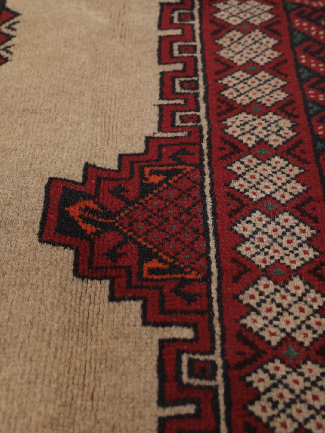 Håndknyttet Baluch-tæppe med røde og beige geometriske mønstre fra Mellemøsten