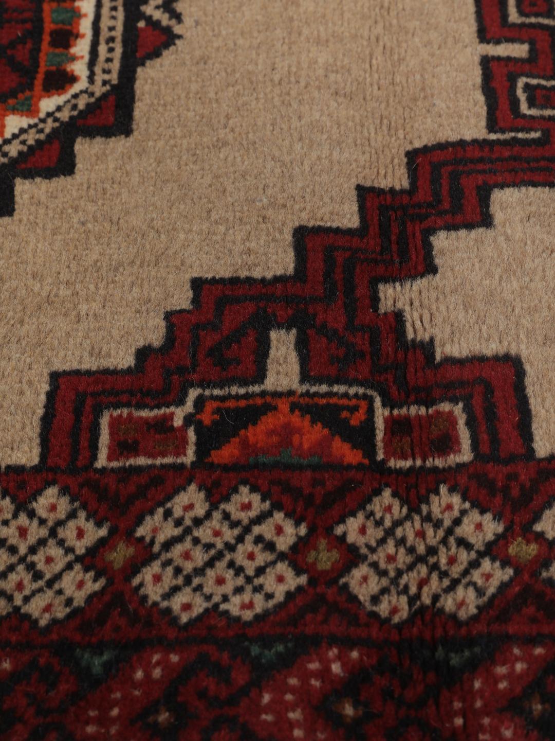 Håndknyttet Baluch-tæppe med røde og beige geometriske mønstre fra Mellemøsten