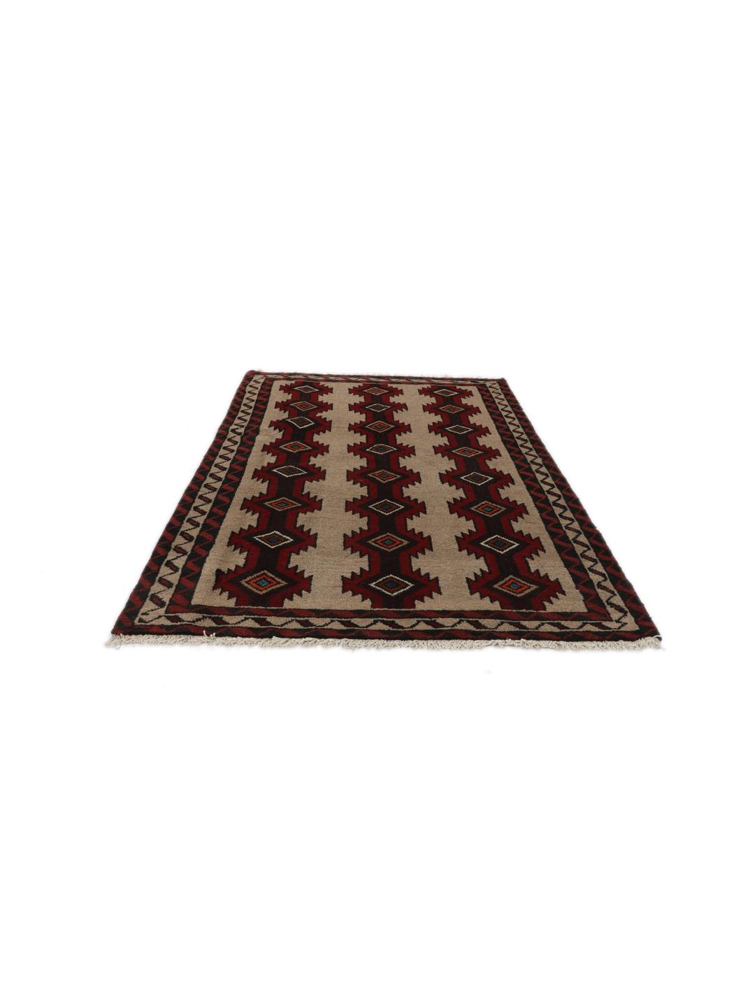 Een handgeknoopt Baluch tapijt uit het Midden-Oosten met een geometrisch patroon in rood en beige.