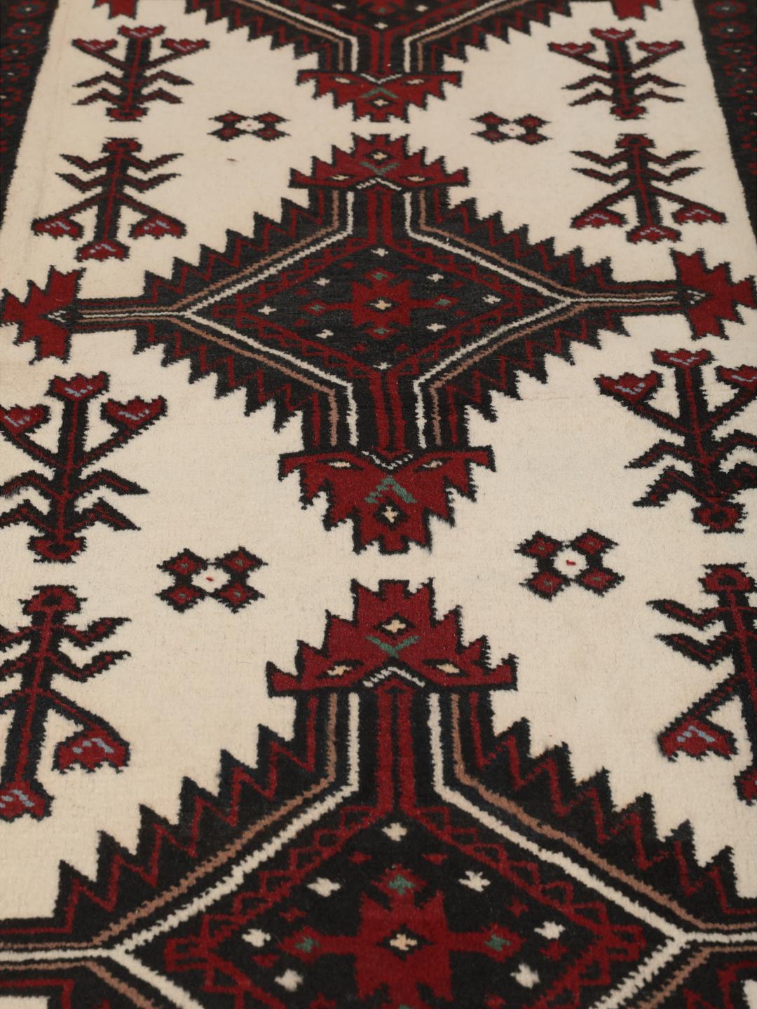 Handgeknoopt Beluch-tapijt met tribale geometrische motieven in donkerrood en beige