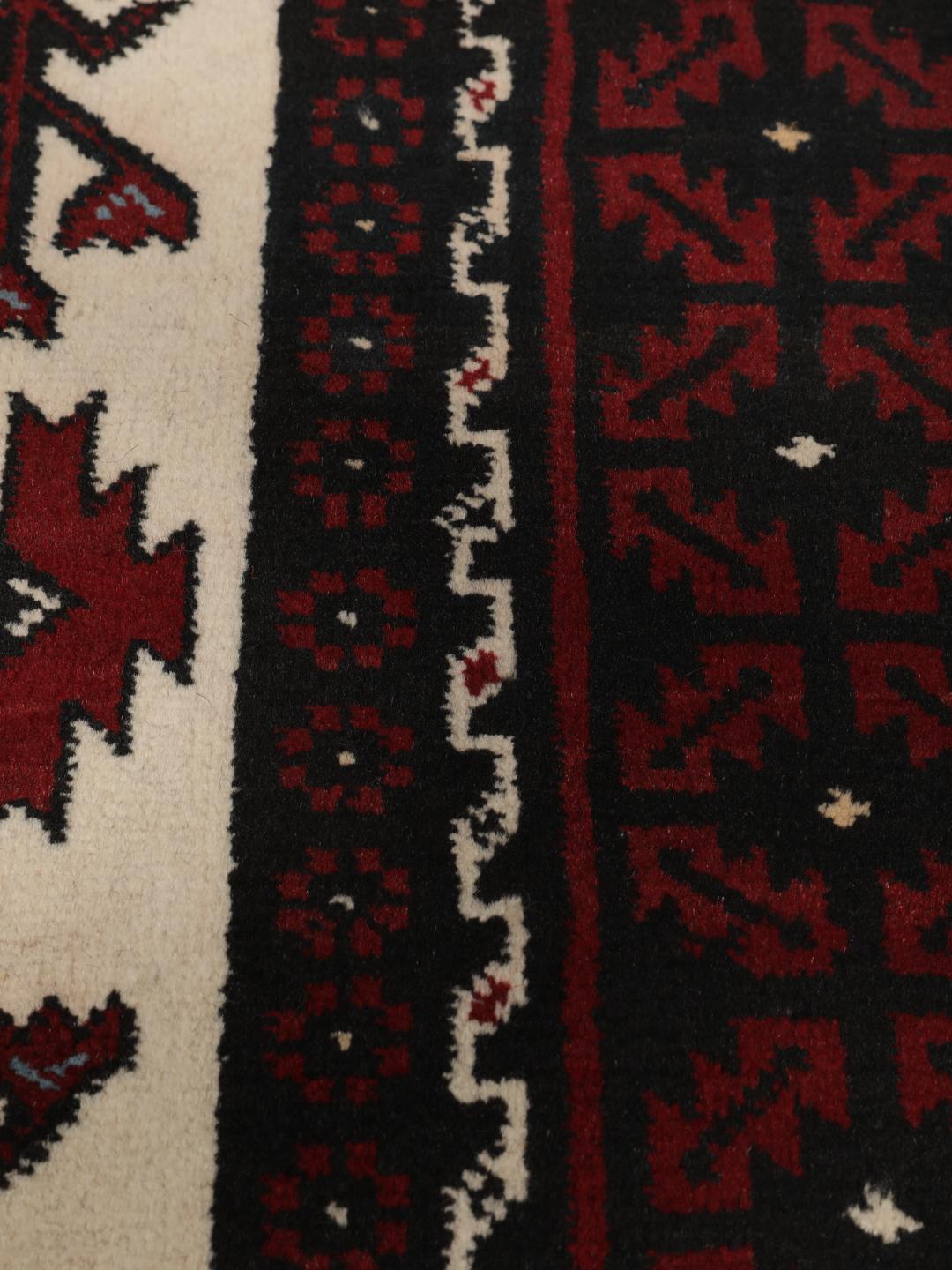 Handgeknoopt Beluch-tapijt met tribale geometrische motieven in donkerrood en beige