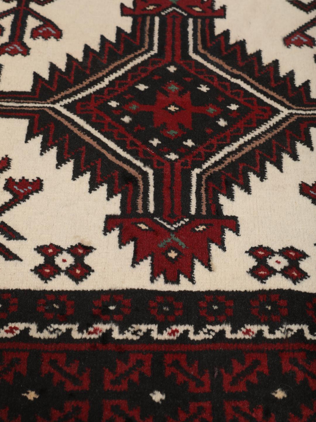 Handgeknoopt Beluch-tapijt met tribale geometrische motieven in donkerrood en beige
