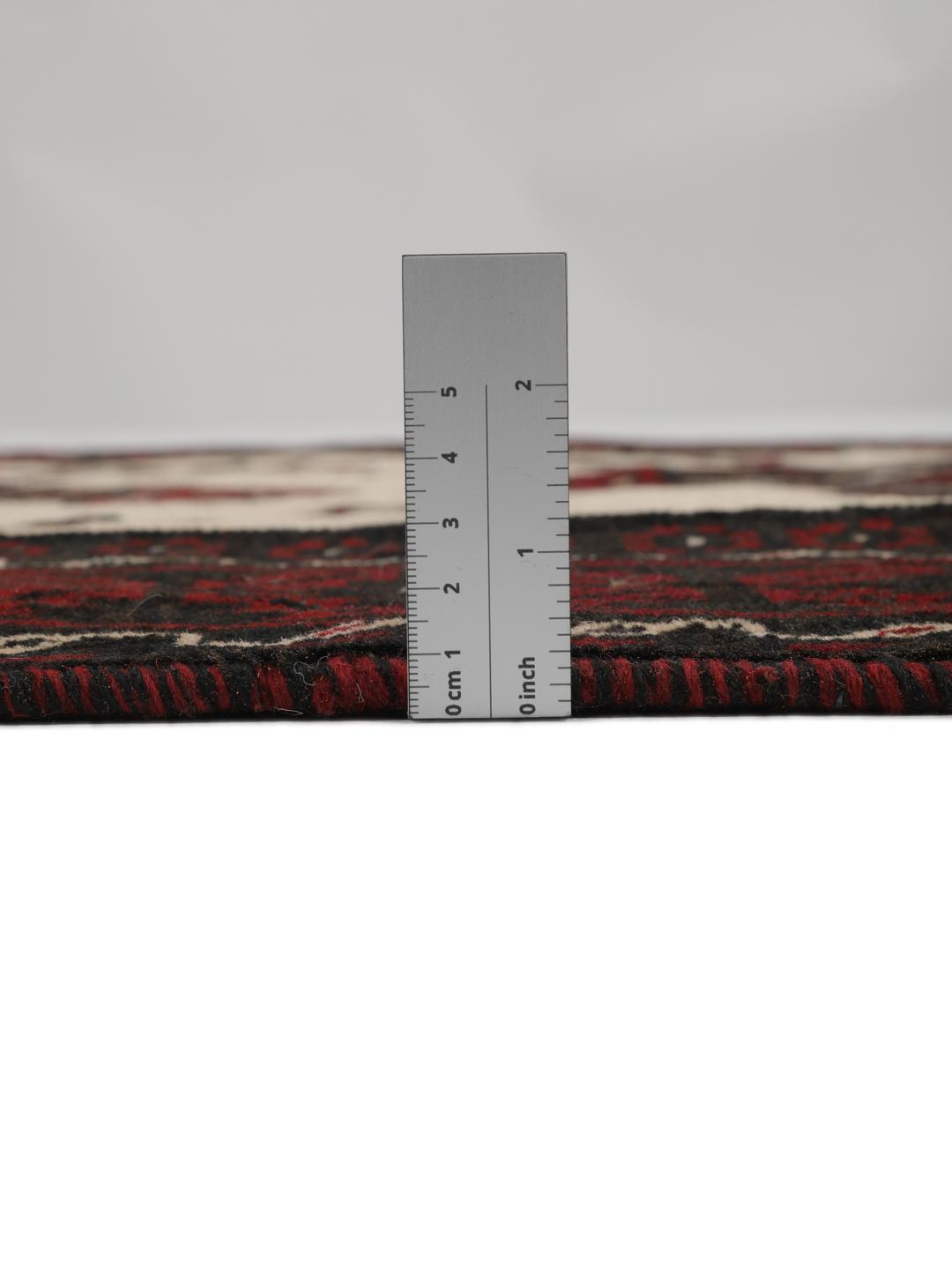 Handgeknoopt Beluch-tapijt met tribale geometrische motieven in donkerrood en beige