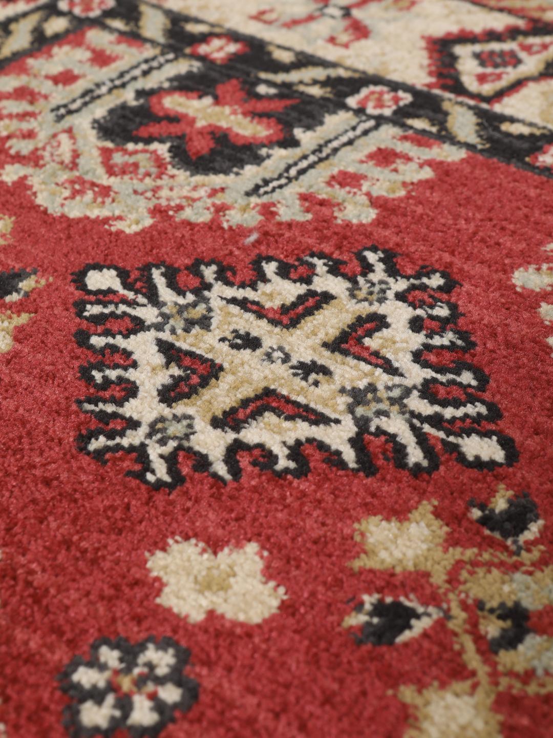 Rød løbertæppe med traditionelle motiver