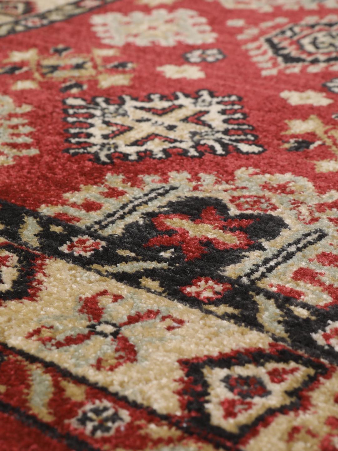 Tapis de couloir rouge avec des motifs traditionnels
