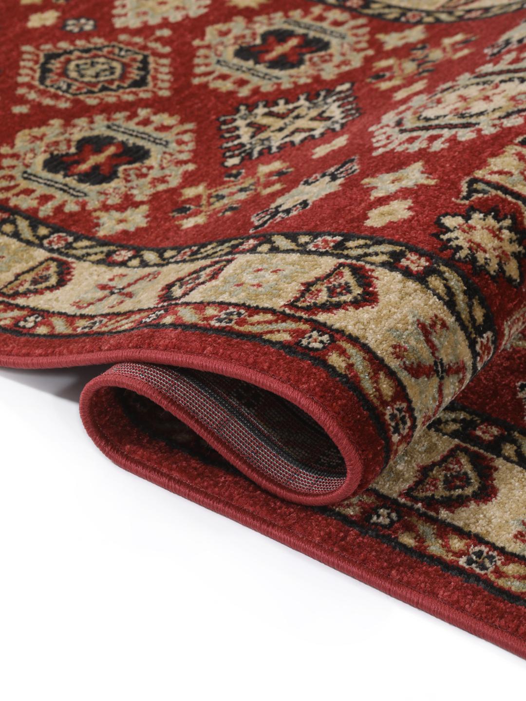 Tapis de couloir rouge avec des motifs traditionnels