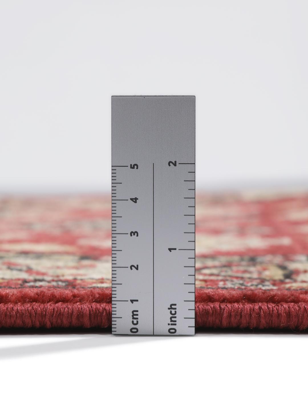 Tapis de couloir rouge avec des motifs traditionnels