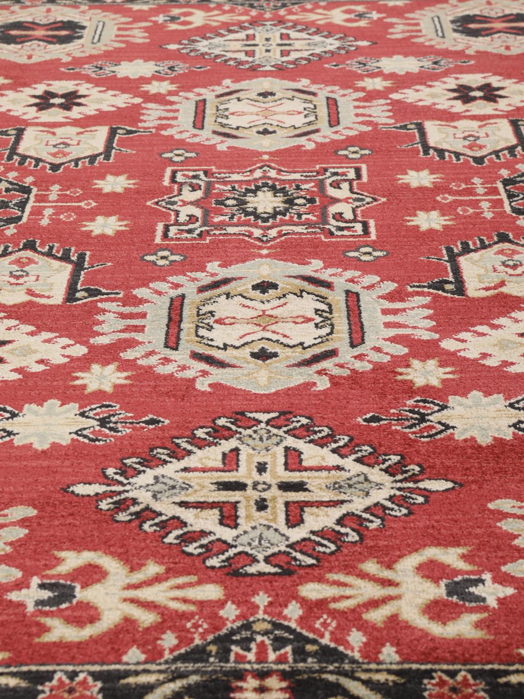 Firkantet rødt og beige tæppe med traditionelle motiver