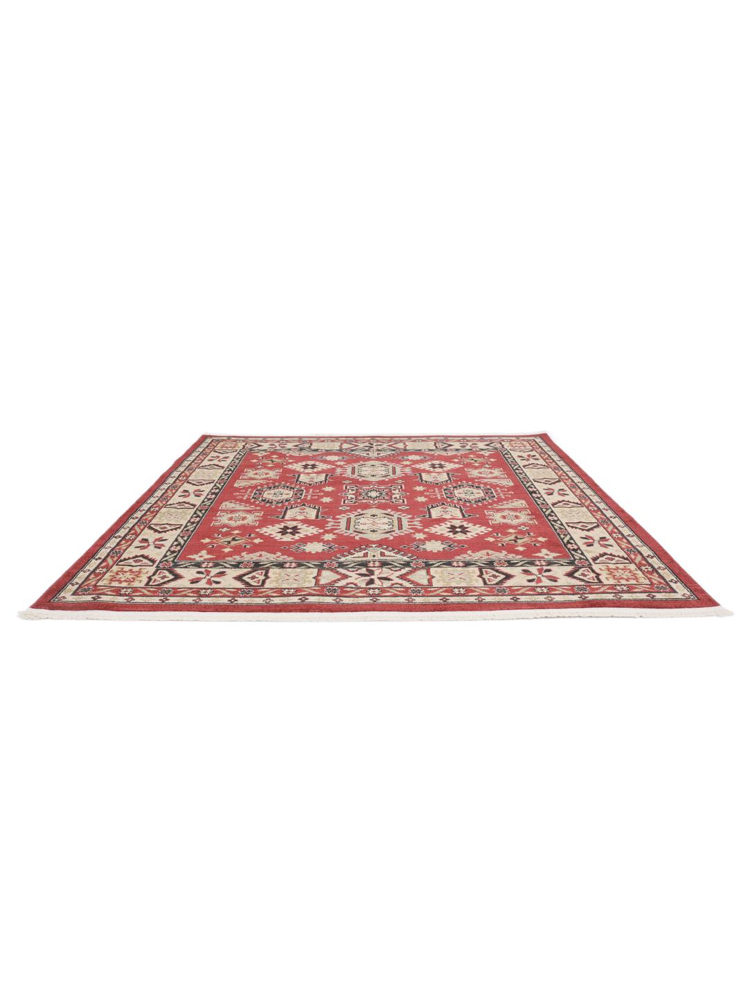 Firkantet rødt og beige tæppe med traditionelle motiver