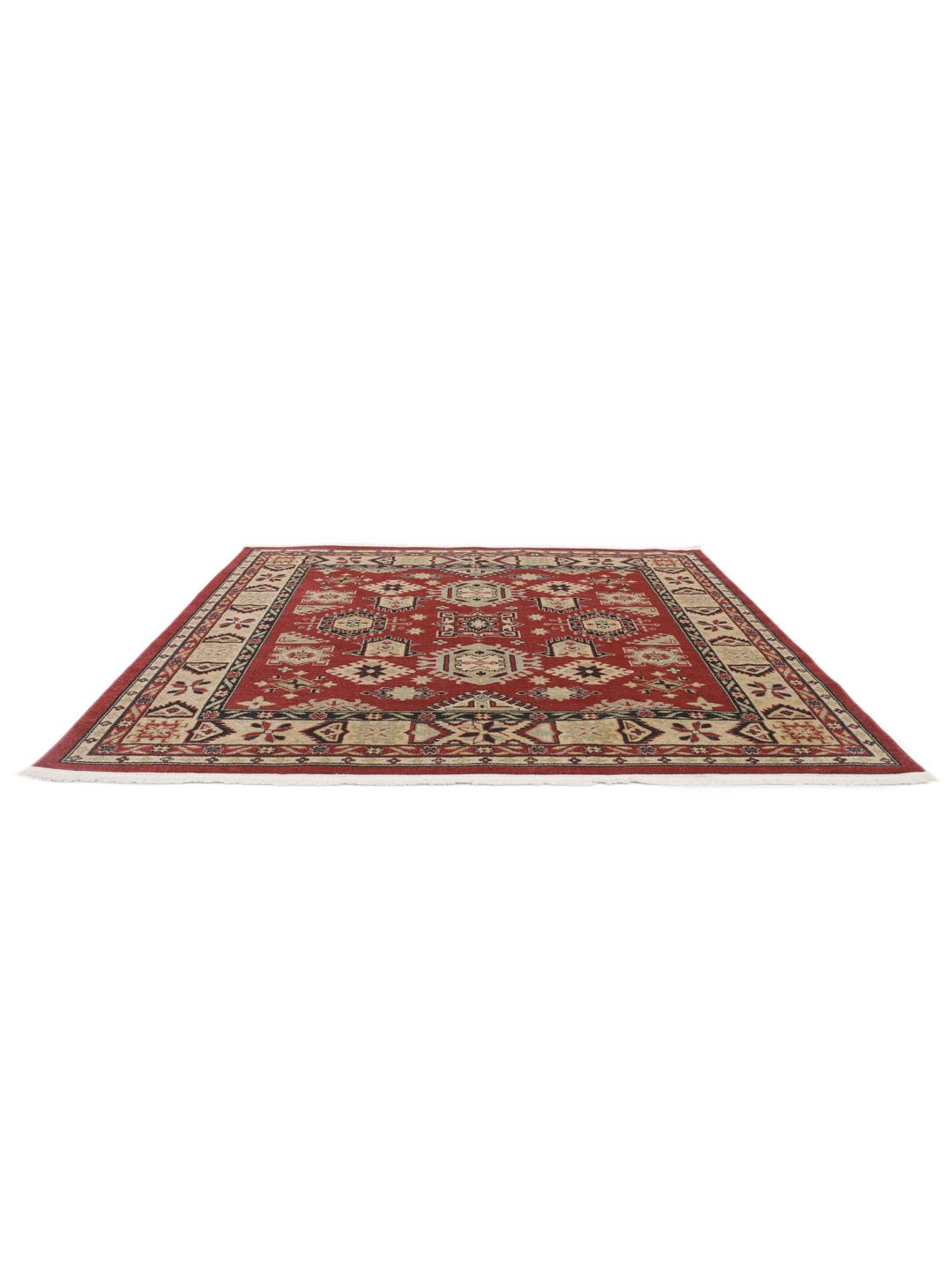 Firkantet rødt og beige tæppe med traditionelle motiver