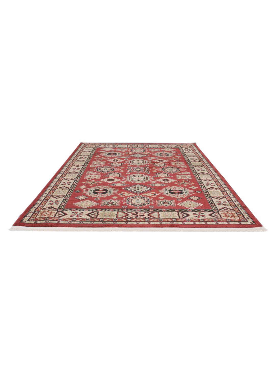 Et rødt og beige tæppe med et traditionelt mønstret design.