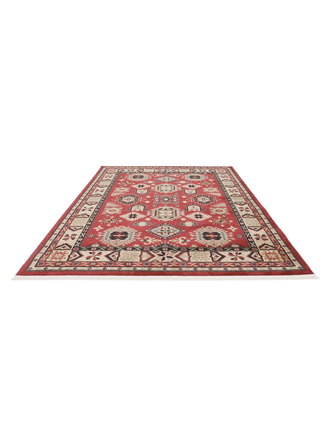 Et rødt og beige tæppe med et traditionelt mønstret design.