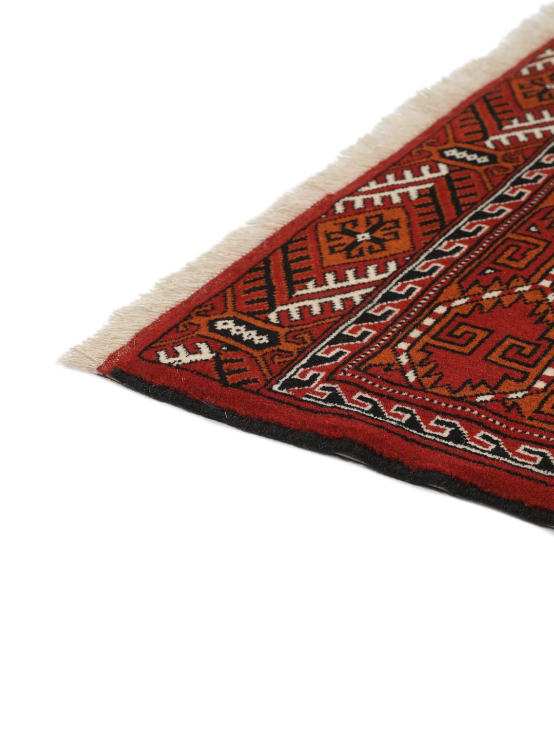 Handgeknoopt Turkaman-tapijt uit het Midden-Oosten in tinten rood en beige