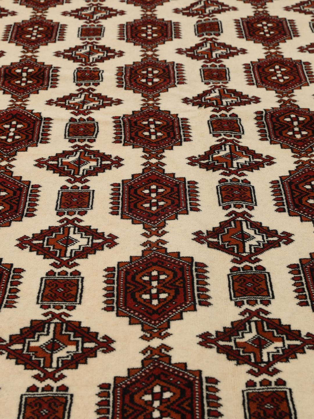 Handgeknoopt Turkaman-tapijt uit het Midden-Oosten in tinten rood en beige