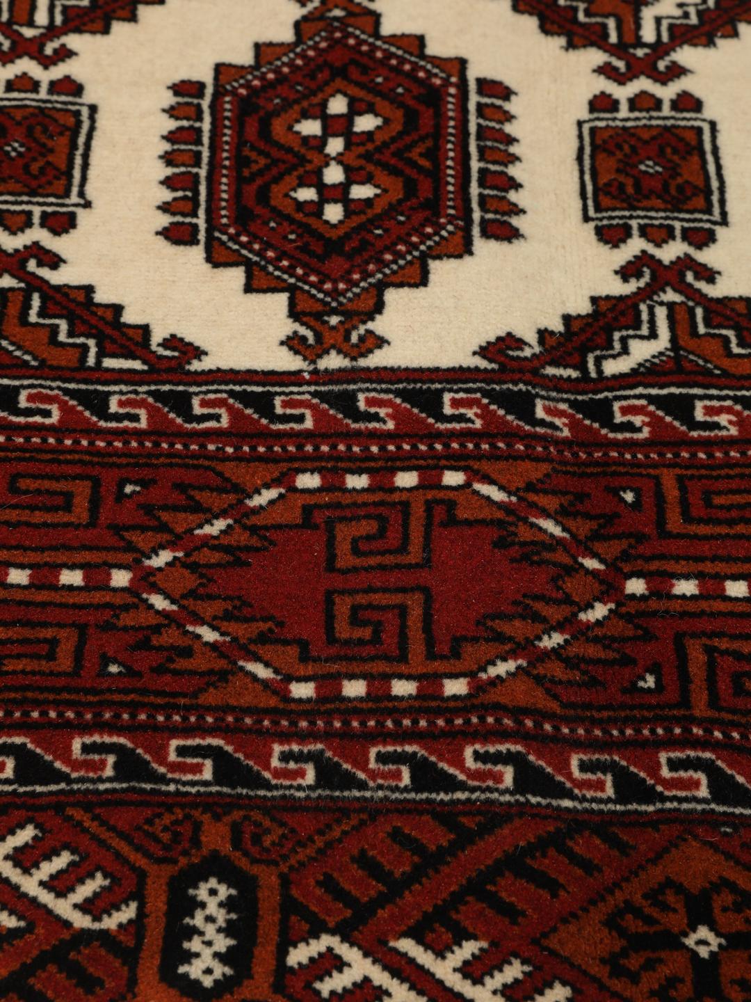 Handgeknoopt Turkaman-tapijt uit het Midden-Oosten in tinten rood en beige