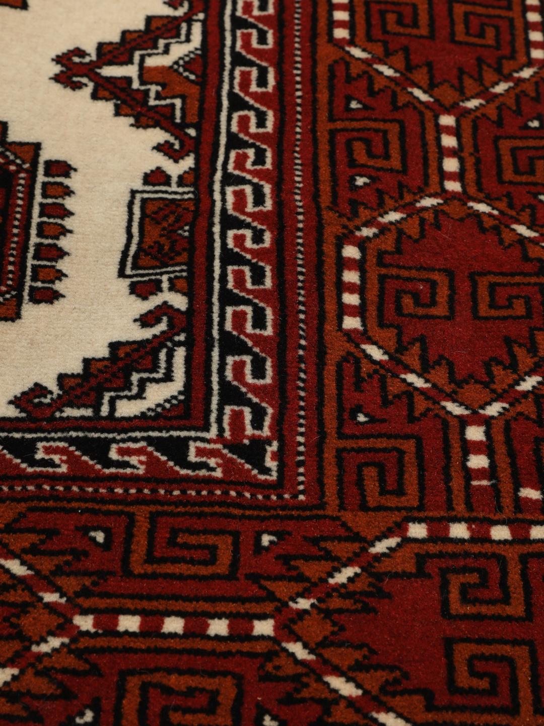 Handgeknoopt Turkaman-tapijt uit het Midden-Oosten in tinten rood en beige