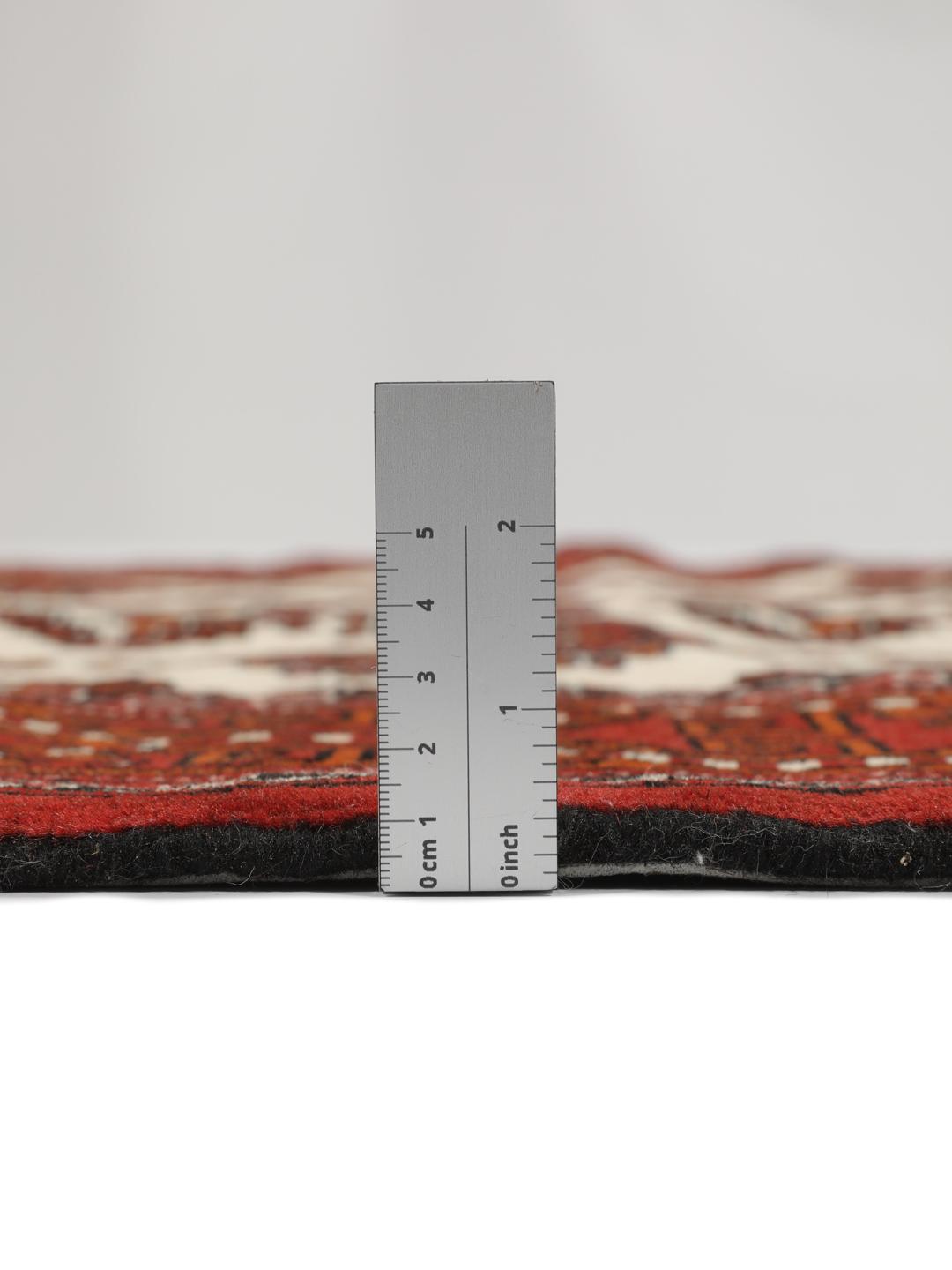 Handgeknoopt Turkaman-tapijt uit het Midden-Oosten in tinten rood en beige