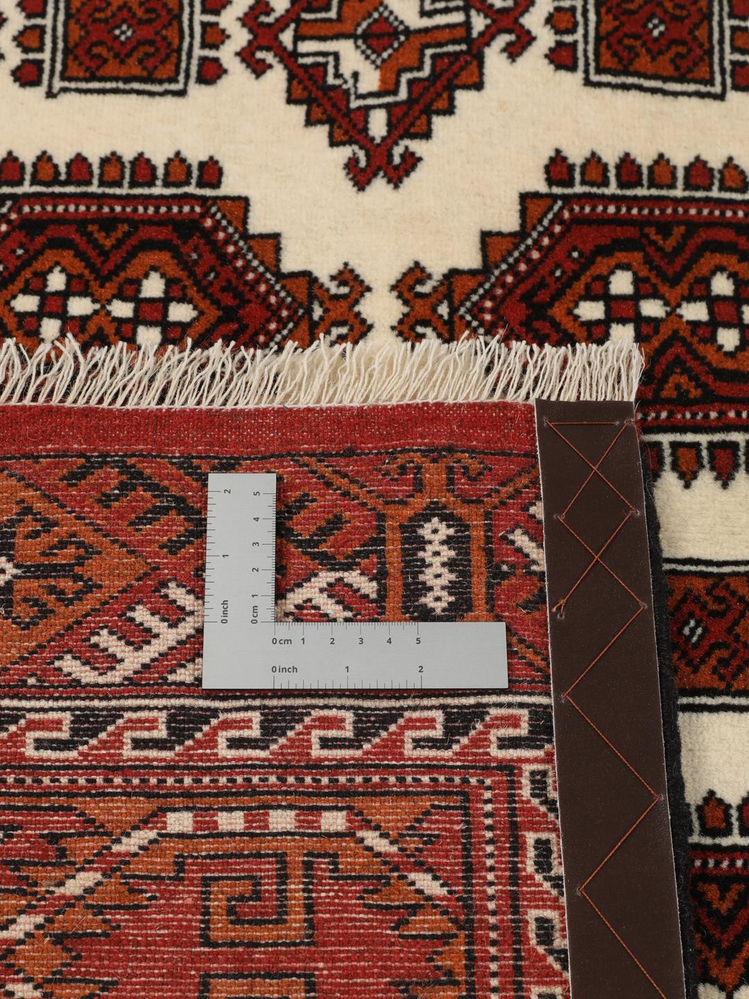 Handgeknoopt Turkaman-tapijt uit het Midden-Oosten in tinten rood en beige