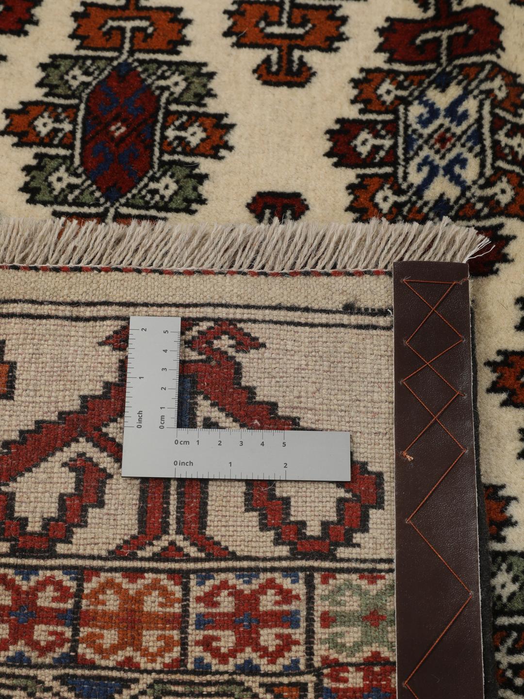 Håndknyttet Turkaman-tæppe fra Mellemøsten med et beige felt og indviklede medaljoner.