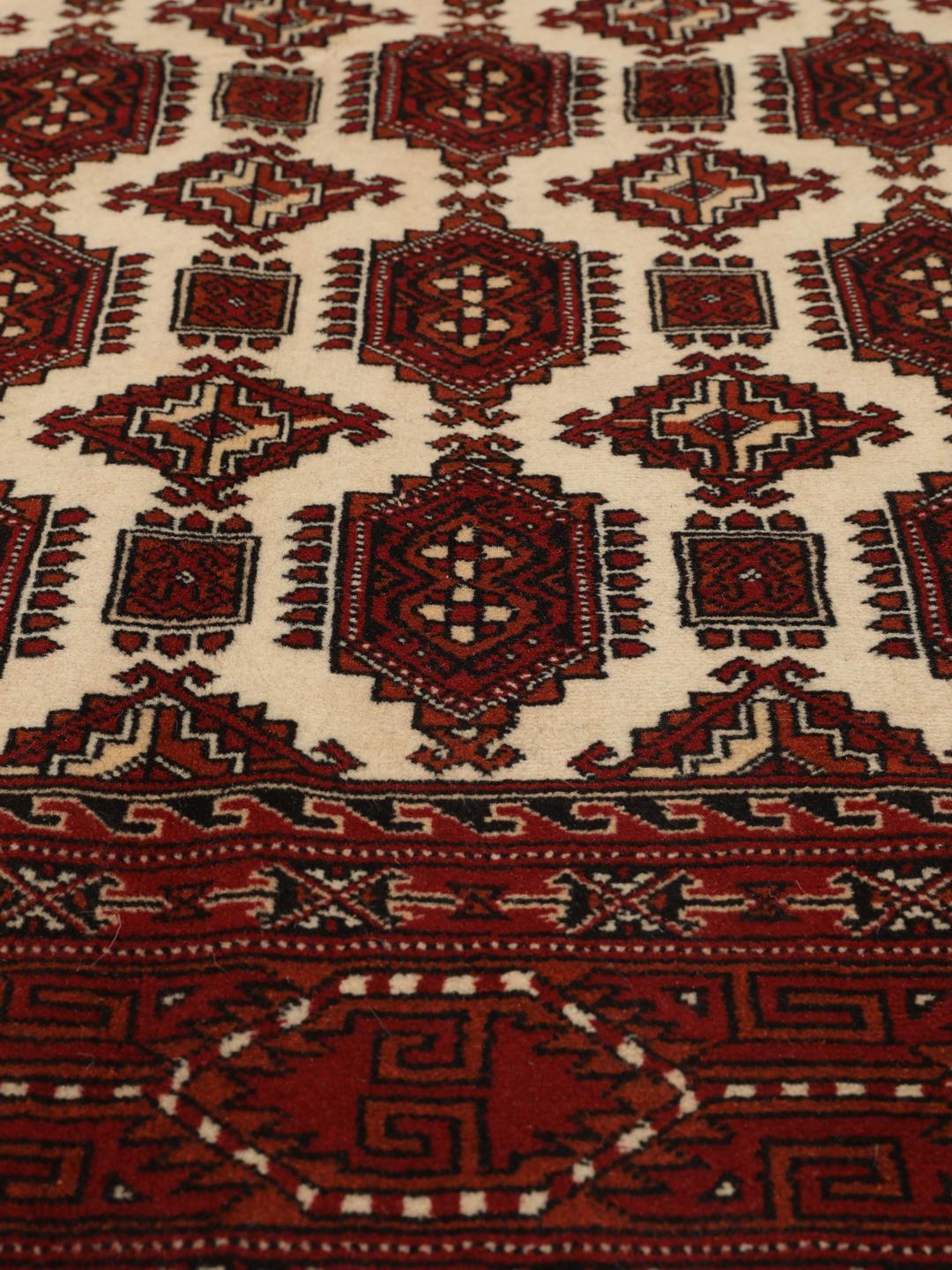 Handgeknoopt Turkaman-tapijt uit het Midden-Oosten in rood en crème