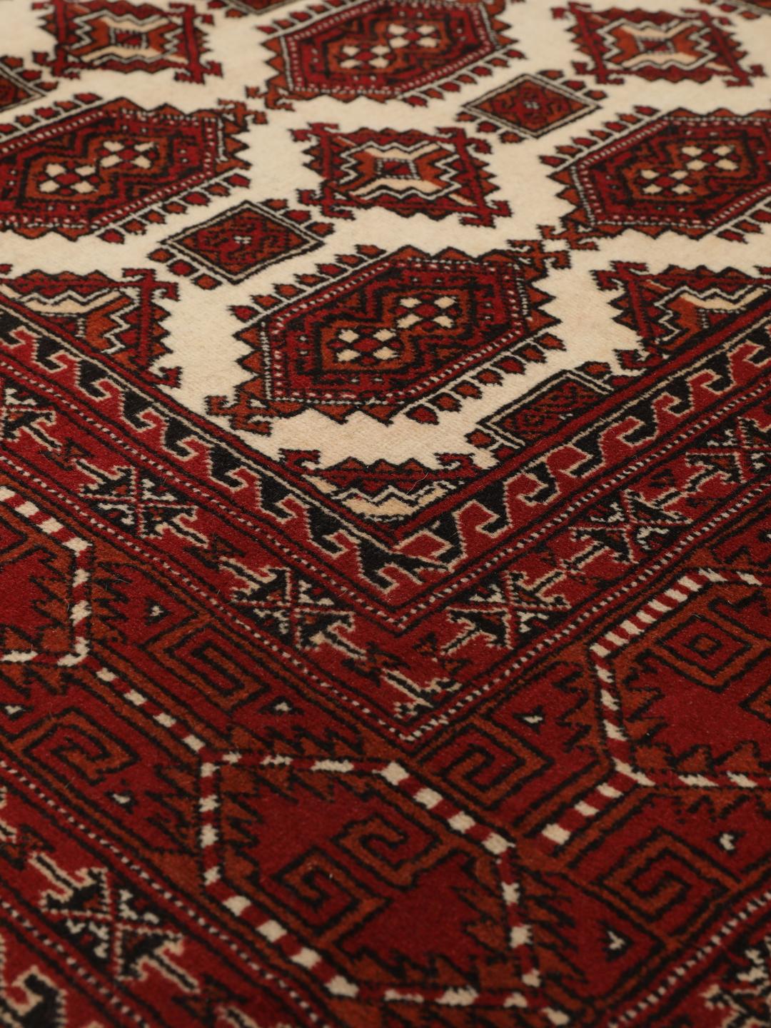 Handgeknoopt Turkaman-tapijt uit het Midden-Oosten in rood en crème