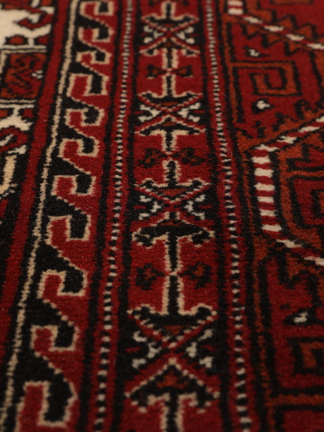 Handgeknoopt Turkaman-tapijt uit het Midden-Oosten in rood en crème